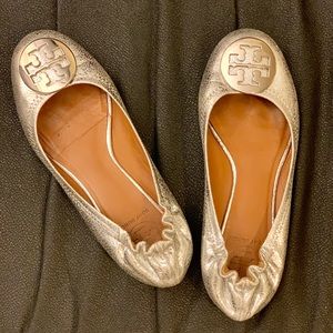 Tory Burch silver metallic flat 7